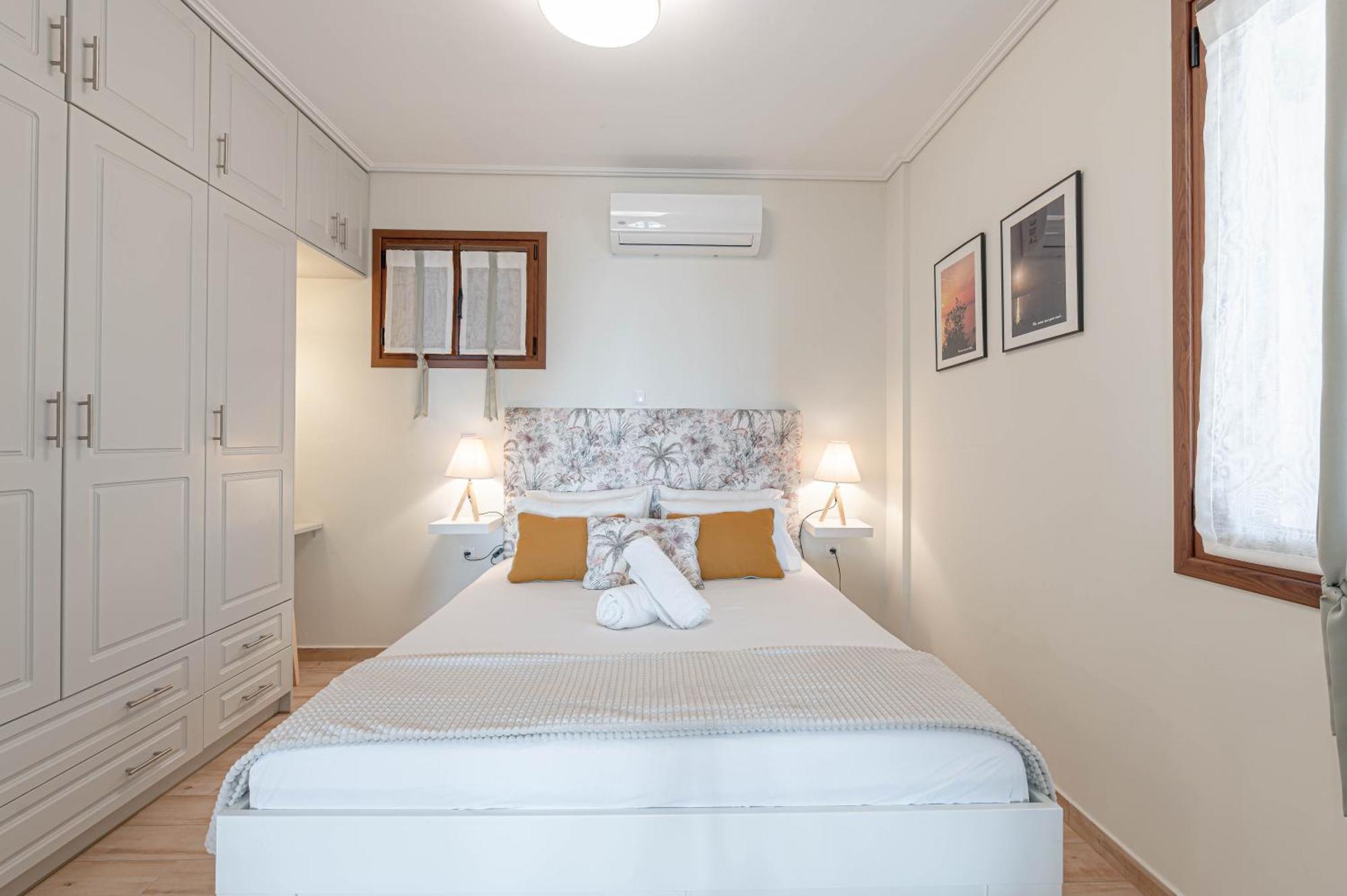 Paralio Astros Beachfront Suites Xiropigado Esterno foto