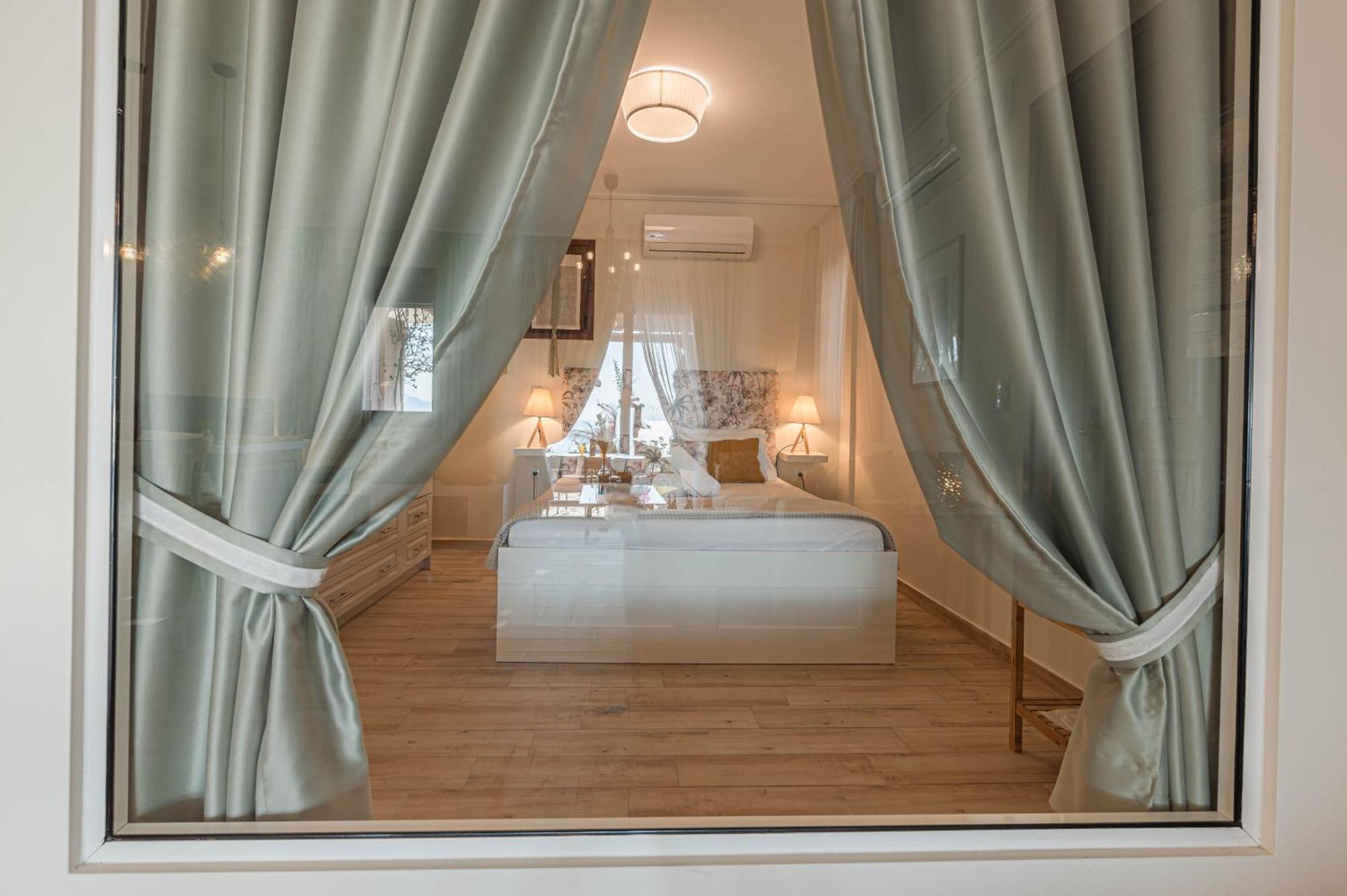 Paralio Astros Beachfront Suites Xiropigado Esterno foto