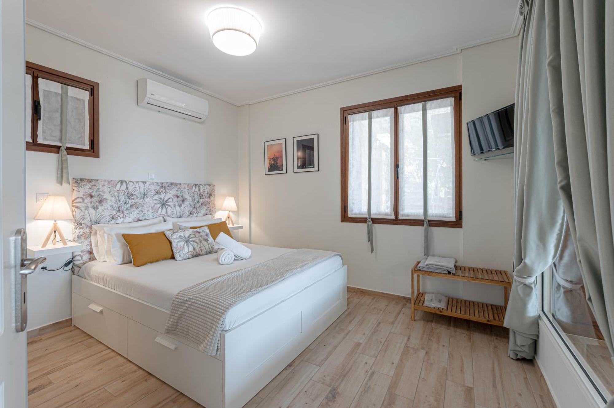 Paralio Astros Beachfront Suites Xiropigado Esterno foto