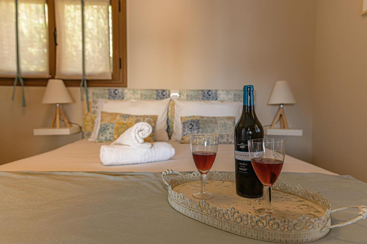 Paralio Astros Beachfront Suites Xiropigado Esterno foto