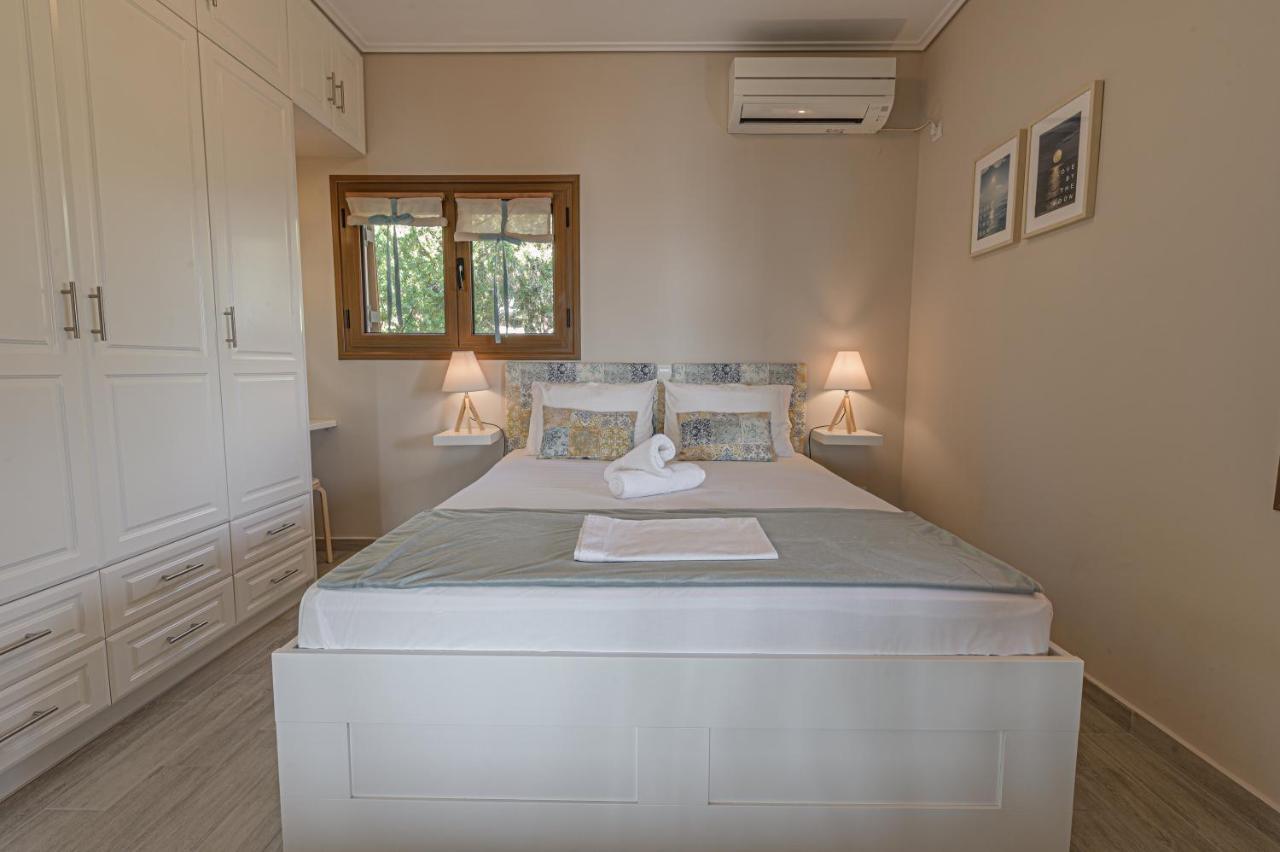 Paralio Astros Beachfront Suites Xiropigado Esterno foto