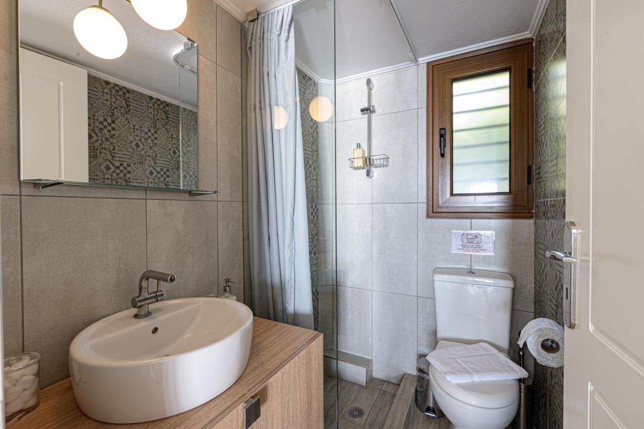 Paralio Astros Beachfront Suites Xiropigado Esterno foto