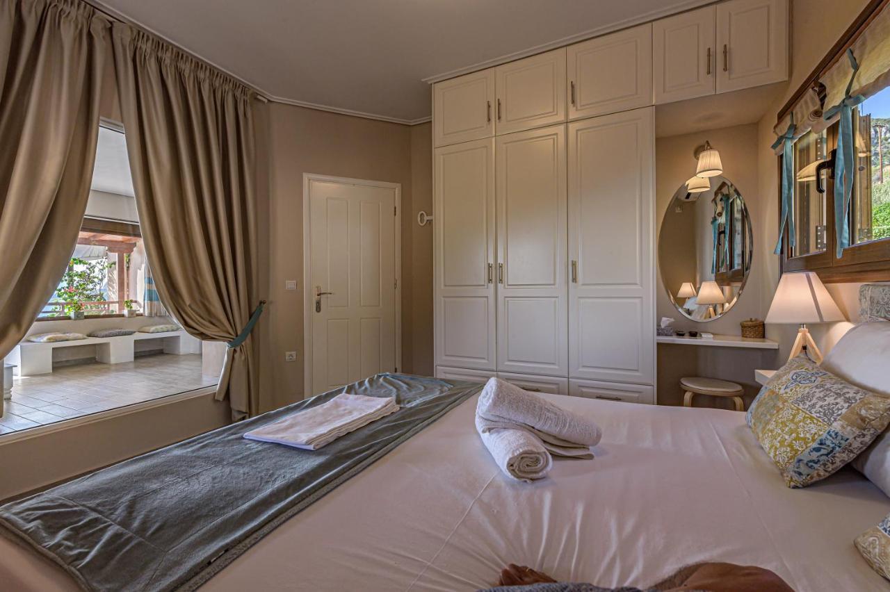 Paralio Astros Beachfront Suites Xiropigado Esterno foto