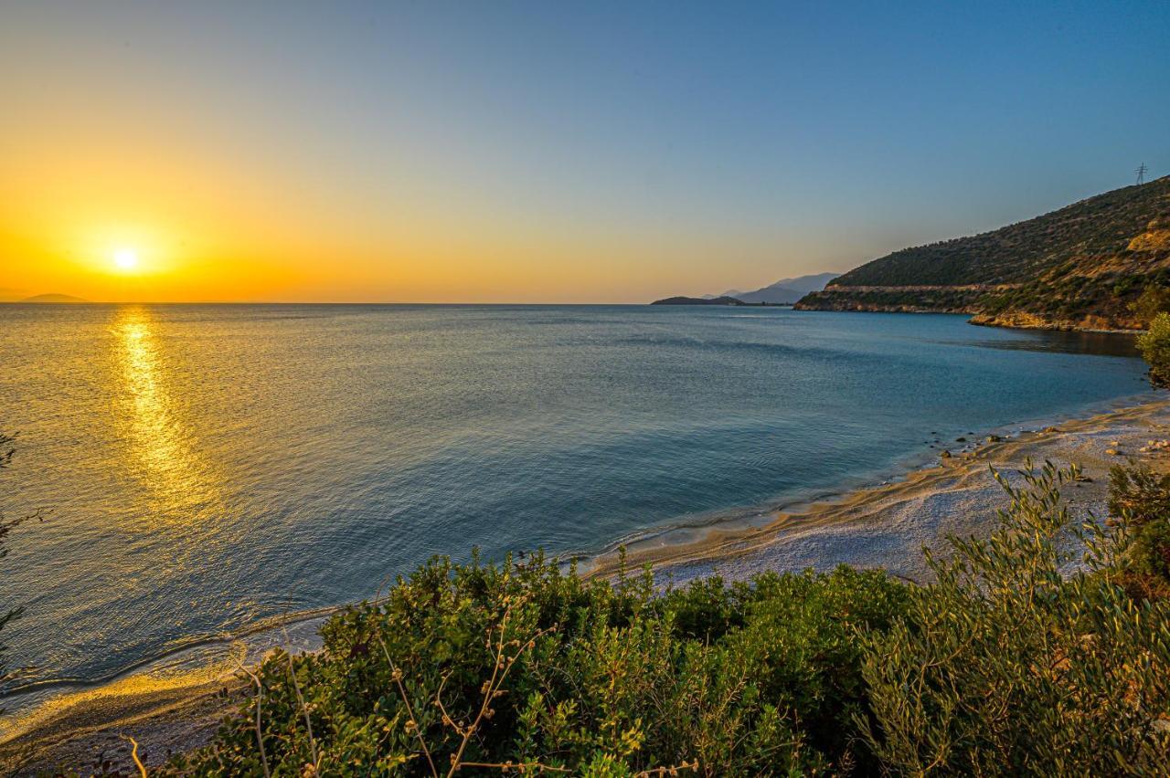Paralio Astros Beachfront Suites Xiropigado Esterno foto